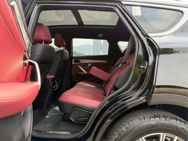 Jetour X70 PLUS 2023 1.5T DCT Brave person PLUS 5 seat interior photo 13 Jetour X70 PLUS 2023 1.5T DCT Brave person PLUS 5 seat interior photo 13