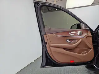 Mercedes-Benz E-Class 2023 E 260 L Coche interior foto 13 Mercedes-Benz E-Class 2023 E 260 L Coche interior foto 13