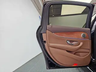 Mercedes-Benz E-Class 2023 E 260 L Coche interior foto 14 Mercedes-Benz E-Class 2023 E 260 L Coche interior foto 14
