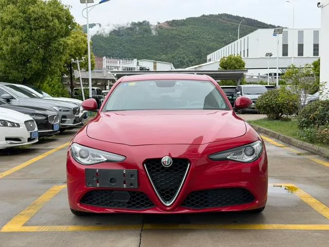 Alfa Romeo Giulia 2017 2.0T 200HP Version d'élite extérieur photo 2 Alfa Romeo Giulia 2017 2.0T 200HP Version d'élite extérieur photo 2