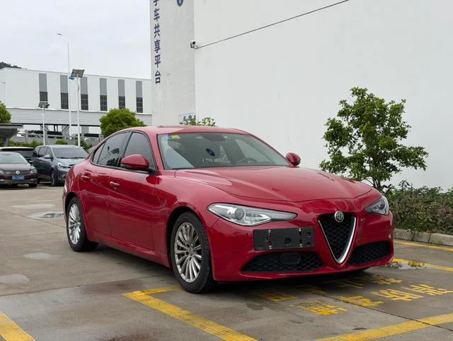 Alfa Romeo Giulia 2017 2.0T 200HP Version d'élite extérieur photo 3 Alfa Romeo Giulia 2017 2.0T 200HP Version d'élite extérieur photo 3