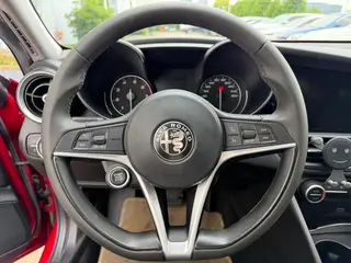 Alfa Romeo Giulia 2017 2.0T 200HP Version d'élite extérieur photo 5 Alfa Romeo Giulia 2017 2.0T 200HP Version d'élite extérieur photo 5