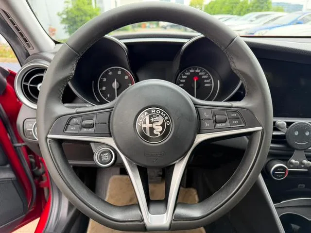 Alfa Romeo Giulia 2017 2.0T 200HP Version d'élite extérieur photo 5 Alfa Romeo Giulia 2017 2.0T 200HP Version d'élite extérieur photo 5