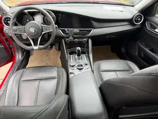 Alfa Romeo Giulia 2017 2.0T 200HP Version d'élite intérieur photo 8 Alfa Romeo Giulia 2017 2.0T 200HP Version d'élite intérieur photo 8