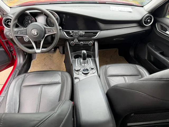 Alfa Romeo Giulia 2017 2.0T 200HP Version d'élite intérieur photo 8 Alfa Romeo Giulia 2017 2.0T 200HP Version d'élite intérieur photo 8