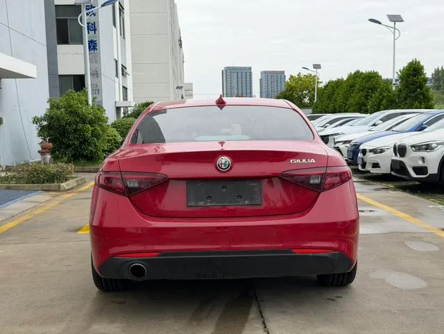 Alfa Romeo Giulia 2017 2.0T 200HP Version d'élite intérieur photo 9 Alfa Romeo Giulia 2017 2.0T 200HP Version d'élite intérieur photo 9