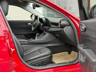Alfa Romeo Giulia 2017 2.0T 200HP Version d'élite intérieur photo 11 Alfa Romeo Giulia 2017 2.0T 200HP Version d'élite intérieur photo 11