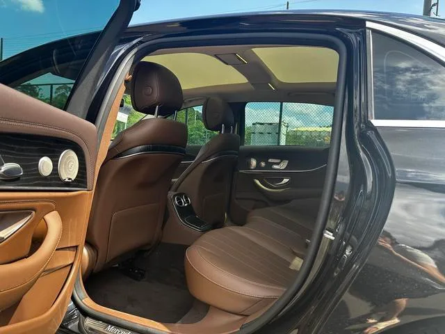 Mercedes-Benz E-Class 2022 E 300 L De lujo Coche interior foto 9