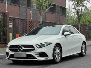 Mercedes-Benz A-Class 2021 A 200 L Version dynamique de la voiture de sport extérieur photo 1 Mercedes-Benz A-Class 2021 A 200 L Version dynamique de la voiture de sport extérieur photo 1