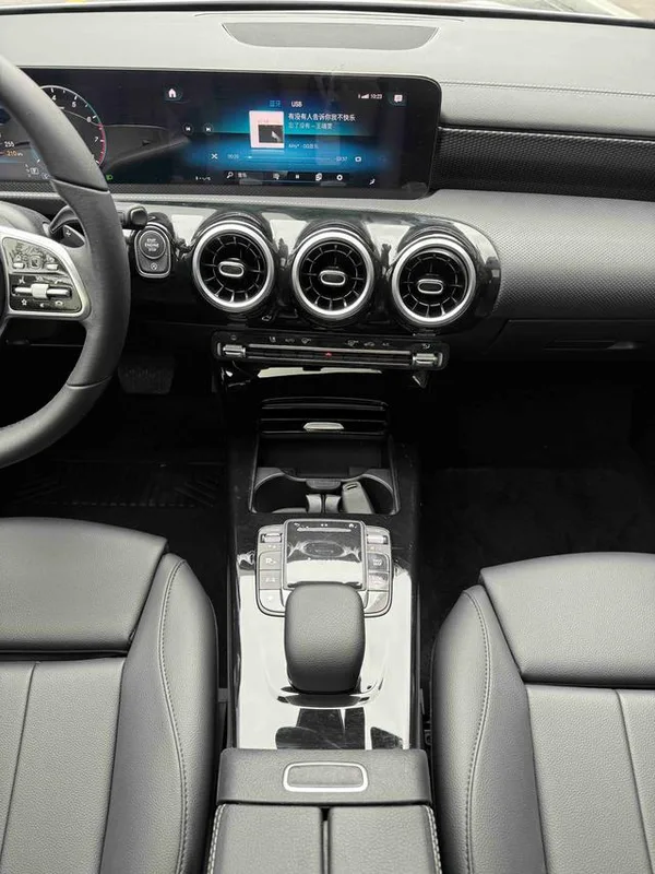 Mercedes-Benz A-Class 2021 A 200 L Version dynamique de la voiture de sport intérieur photo 13 Mercedes-Benz A-Class 2021 A 200 L Version dynamique de la voiture de sport intérieur photo 13