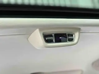 Mercedes-Benz V-Class 2022 V 260 L Long Wheelbase Deluxe Edition interior photo 14 Mercedes-Benz V-Class 2022 V 260 L Long Wheelbase Deluxe Edition interior photo 14