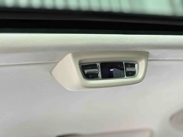Mercedes-Benz V-Class 2022 V 260 L Long Wheelbase Deluxe Edition interior photo 14 Mercedes-Benz V-Class 2022 V 260 L Long Wheelbase Deluxe Edition interior photo 14