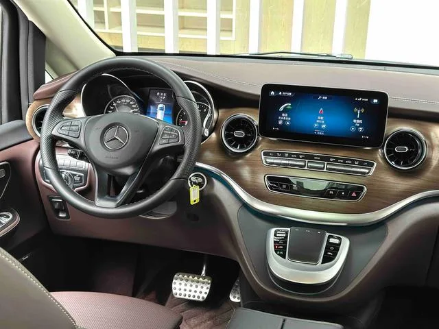 Mercedes-Benz V-Class 2022 V 260 L Long Wheelbase Deluxe Edition interior photo 17 Mercedes-Benz V-Class 2022 V 260 L Long Wheelbase Deluxe Edition interior photo 17