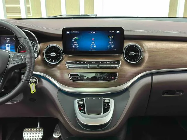 Mercedes-Benz V-Class 2022 V 260 L Long Wheelbase Deluxe Edition interior photo 18 Mercedes-Benz V-Class 2022 V 260 L Long Wheelbase Deluxe Edition interior photo 18