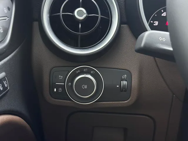 Alfa Romeo Stelvio 2017 2.0T 200HP Versión de élite interior foto 9 Alfa Romeo Stelvio 2017 2.0T 200HP Versión de élite interior foto 9