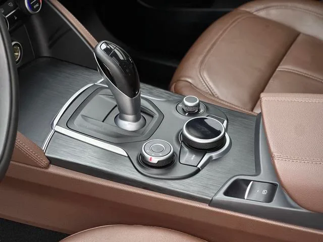 Alfa Romeo Stelvio 2017 2.0T 200HP Versión de élite interior foto 10 Alfa Romeo Stelvio 2017 2.0T 200HP Versión de élite interior foto 10