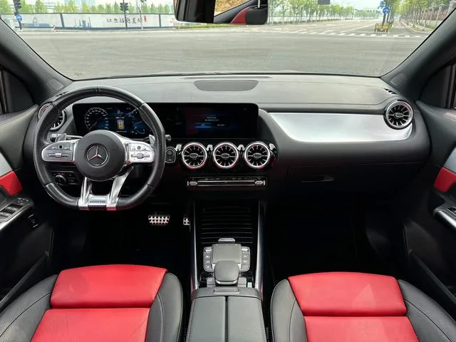 Mercedes-Benz GLA AMG 2022 AMG GLA 35 4MATIC intérieur photo 12 Mercedes-Benz GLA AMG 2022 AMG GLA 35 4MATIC intérieur photo 12