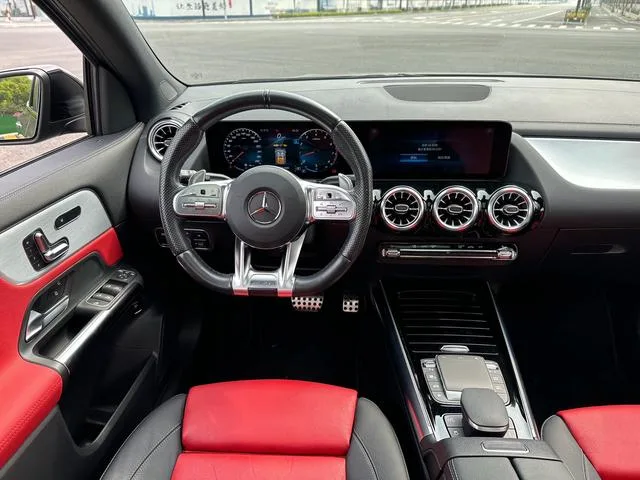 Mercedes-Benz GLA AMG 2022 AMG GLA 35 4MATIC intérieur photo 13 Mercedes-Benz GLA AMG 2022 AMG GLA 35 4MATIC intérieur photo 13
