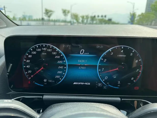 Mercedes-Benz GLA AMG 2022 AMG GLA 35 4MATIC intérieur photo 16 Mercedes-Benz GLA AMG 2022 AMG GLA 35 4MATIC intérieur photo 16