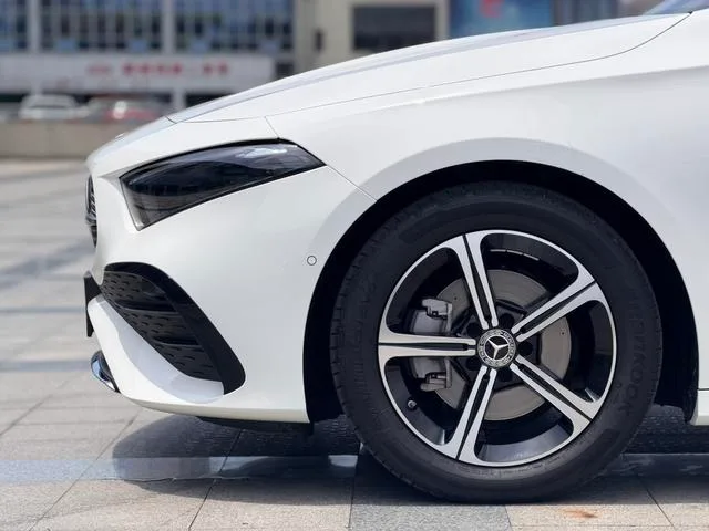 Mercedes-Benz A-Class 2025 A 200 L Edición de moda exterior foto 1 Mercedes-Benz A-Class 2025 A 200 L Edición de moda exterior foto 1