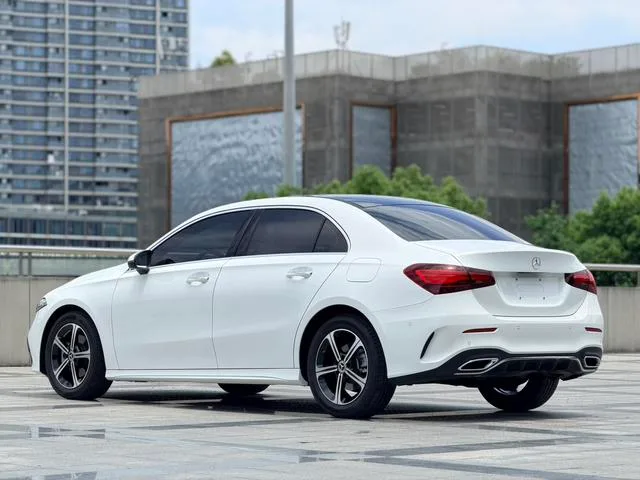 Mercedes-Benz A-Class 2025 A 200 L Edición de moda exterior foto 3 Mercedes-Benz A-Class 2025 A 200 L Edición de moda exterior foto 3