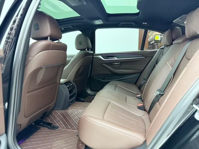 BMW 5 Series 2021 Restyling 530Li Leading Type M Sports suit interior photo 15 BMW 5 Series 2021 Restyling 530Li Leading Type M Sports suit interior photo 15