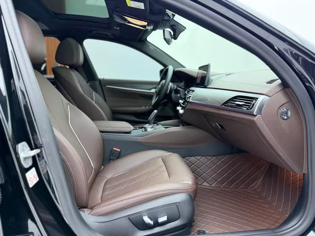 BMW 5 Series 2021 Restyling 530Li Leading Type M Sports suit interior photo 19 BMW 5 Series 2021 Restyling 530Li Leading Type M Sports suit interior photo 19
