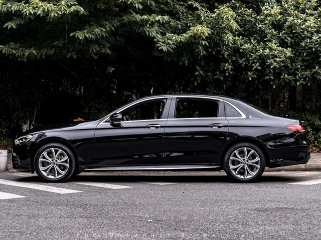 Mercedes-Benz E-Class 2022 Reforma E 300 L Estilo de moda Coche deportivo exterior foto 2 Mercedes-Benz E-Class 2022 Reforma E 300 L Estilo de moda Coche deportivo exterior foto 2