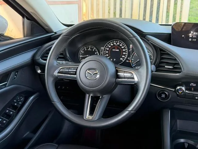 Mazda Mazda3 Axela 2021 2.0L Version de qualité automatique extérieur photo 6 Mazda Mazda3 Axela 2021 2.0L Version de qualité automatique extérieur photo 6