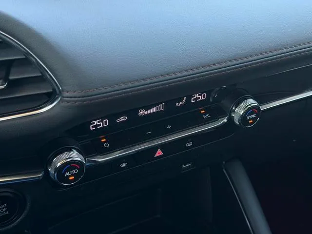 Mazda Mazda3 Axela 2021 2.0L Version de qualité automatique extérieur photo 10 Mazda Mazda3 Axela 2021 2.0L Version de qualité automatique extérieur photo 10