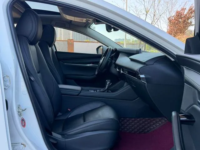 Mazda Mazda3 Axela 2021 2.0L Version de qualité automatique intérieur photo 16 Mazda Mazda3 Axela 2021 2.0L Version de qualité automatique intérieur photo 16