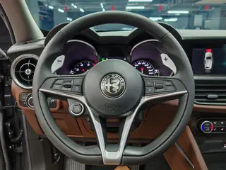 Alfa Romeo Stelvio 2017 2.0T 280HP Edición de lujo interior foto 17 Alfa Romeo Stelvio 2017 2.0T 280HP Edición de lujo interior foto 17