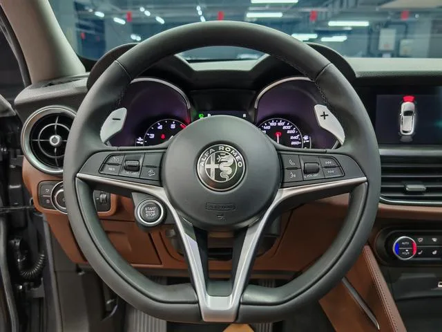 Alfa Romeo Stelvio 2017 2.0T 280HP Edición de lujo interior foto 17 Alfa Romeo Stelvio 2017 2.0T 280HP Edición de lujo interior foto 17