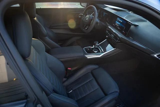 BMW M2 2024 M2 Coupé intérieur photo 11 BMW M2 2024 M2 Coupé intérieur photo 11