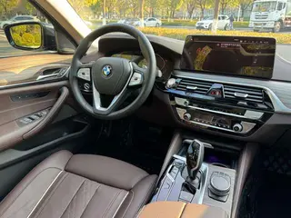 BMW 5 Series 2021 530Li Tipo de lujo Traje de lujo interior foto 9