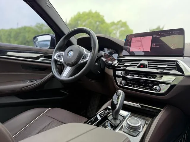BMW 5 Series 2022 Deuxième lifting 525Li M Ensemble de sport intérieur photo 10