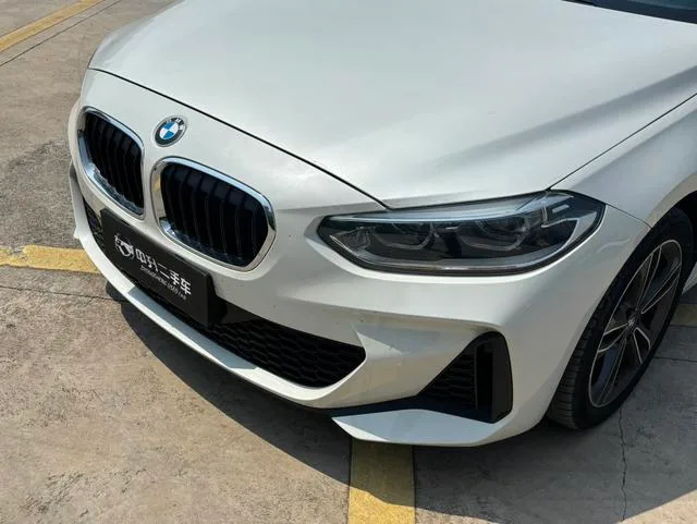 BMW 1 Series 2021 Restyling 120i M Sports Obsidian Night Edition exterior photo 4