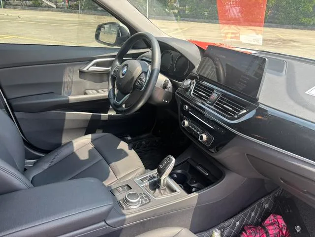 BMW 1 Series 2021 Restyling 120i M Sports Obsidian Night Edition interior photo 17