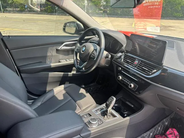 BMW 1 Series 2021 Restyling 120i M Sports Obsidian Night Edition interior photo 18