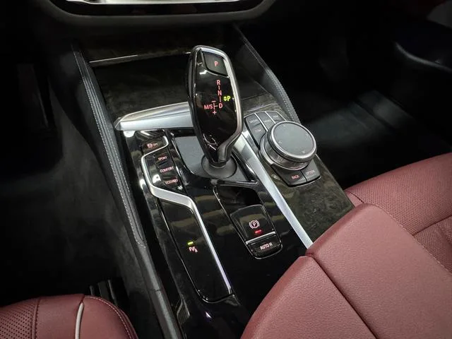 BMW 5 Series 2022 525Li M Sports suit interior photo 8