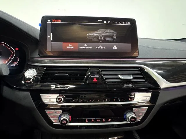 BMW 5 Series 2022 525Li M Sports suit interior photo 9