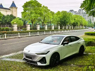Changan UNI-V 2022 1.5T Премиальная комплектация