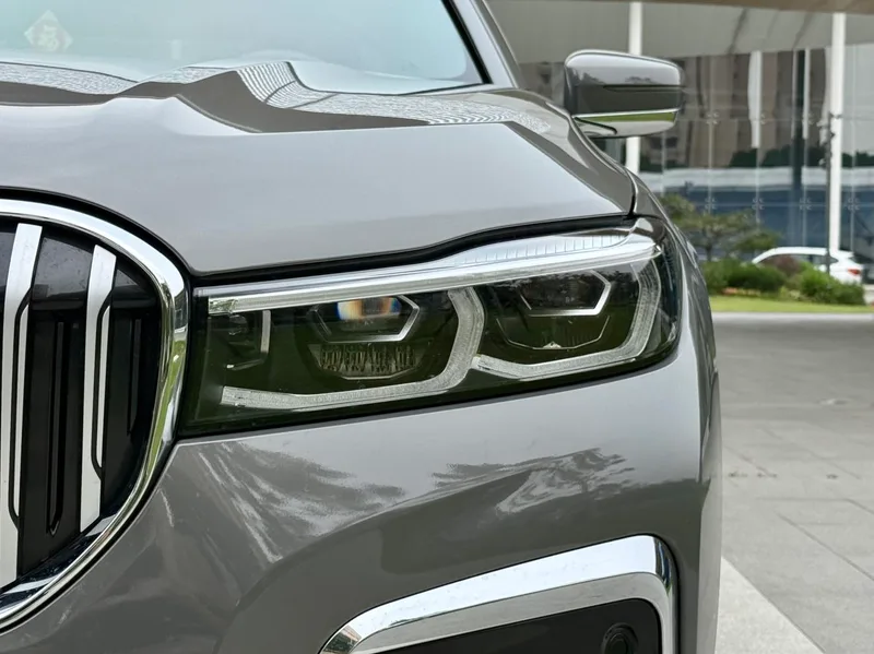 BMW 7 Series 2021 730Li M Conjunto deportivo exterior foto 4