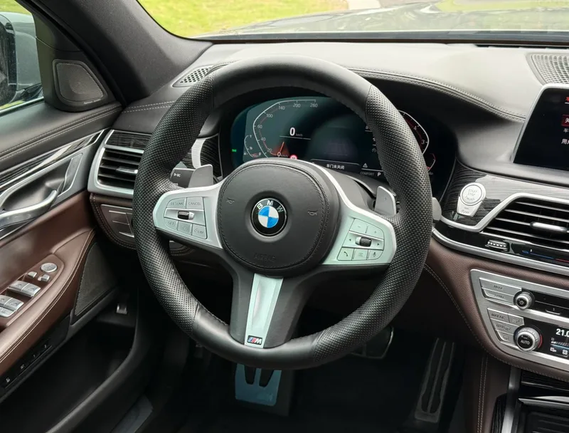 BMW 7 Series 2021 730Li M Conjunto deportivo exterior foto 5