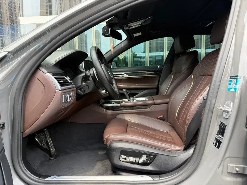 BMW 7 Series 2021 730Li M Conjunto deportivo exterior foto 6