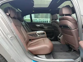 BMW 7 Series 2021 730Li M Conjunto deportivo interior foto 10
