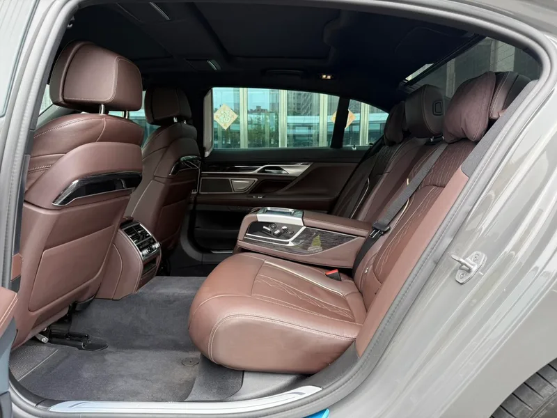 BMW 7 Series 2021 730Li M Conjunto deportivo interior foto 12