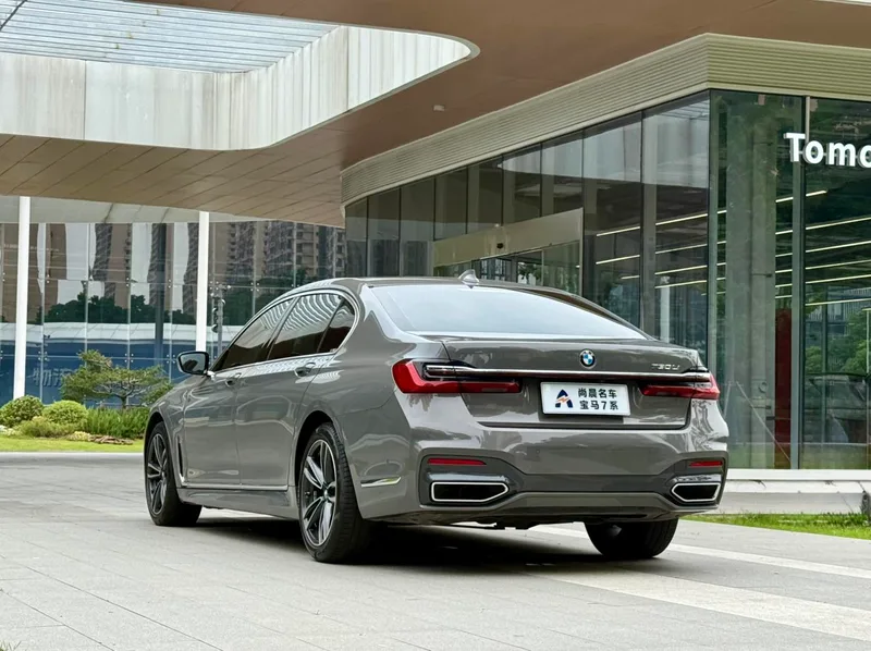 BMW 7 Series 2021 730Li M Conjunto deportivo interior foto 14