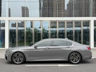 BMW 7 Series 2021 730Li M Conjunto deportivo interior foto 17