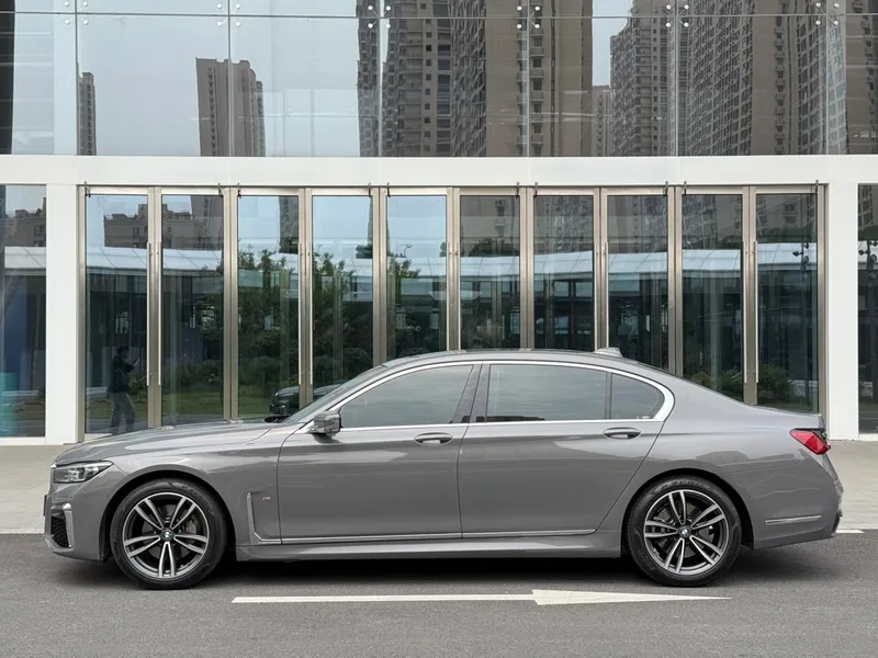 BMW 7 Series 2021 730Li M Conjunto deportivo interior foto 17